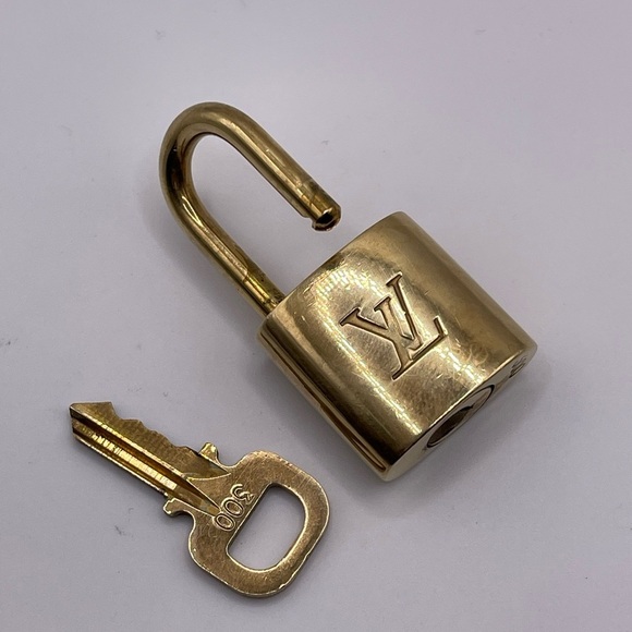 100% Authentic and pre loved Louis Vuitton - Gold Lock and Key set #300 - Picture 3 of 5